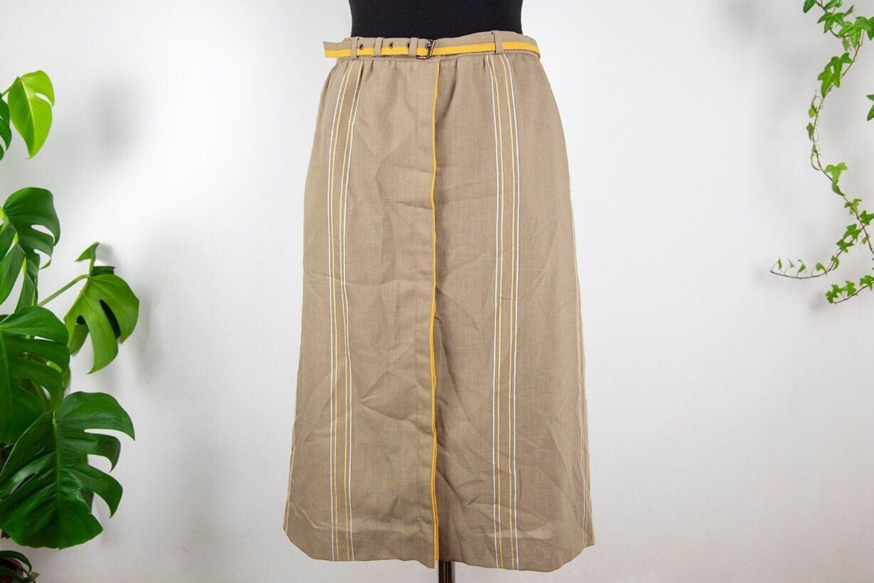 Vintage Beige Gestreifter Midi Rock Mit Knopfleiste Und Gürtel von BoBoVintage