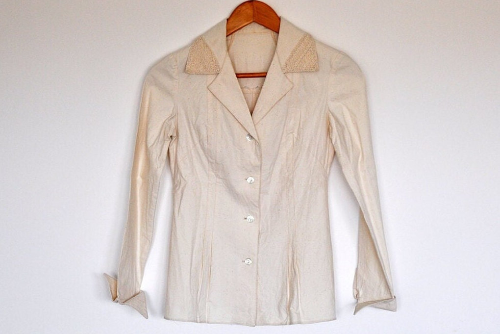 Vintage Beige Leinen Spitzenbesatz Button Up Shirt Vintage Beige Leinen Spitzenbesatz Button Up Shirt von BoBoVintage