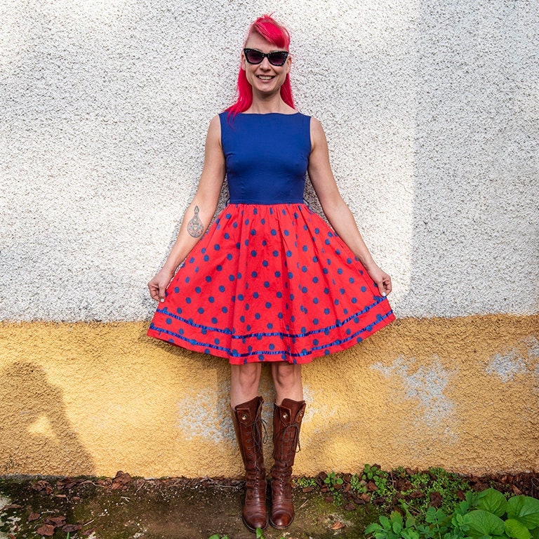 Vintage Blau Und Rot Gepunktetes Ärmelloses Midikleid von BoBoVintage