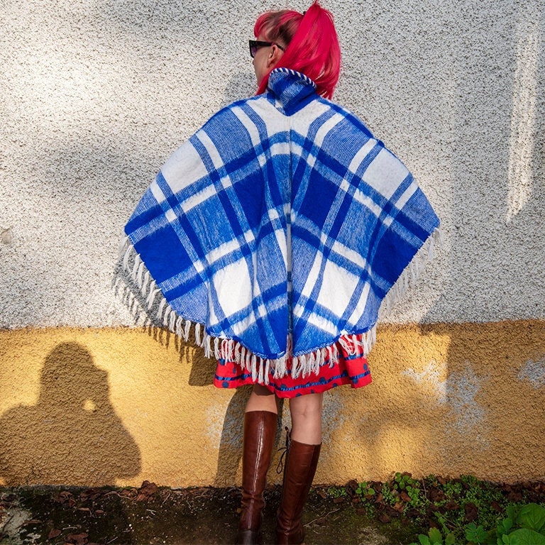 Vintage Blau Und Weiß Fuzzy Wolle Fransen Poncho Mantel von BoBoVintage