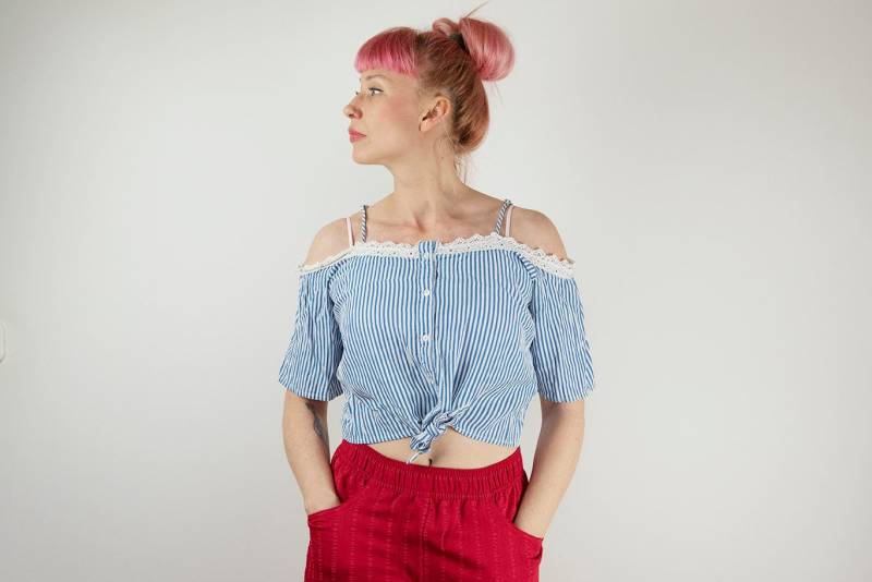 Vintage Blau Und Weiß Gestreifte Krawatte Taille Kalte Schulter Top von BoBoVintage