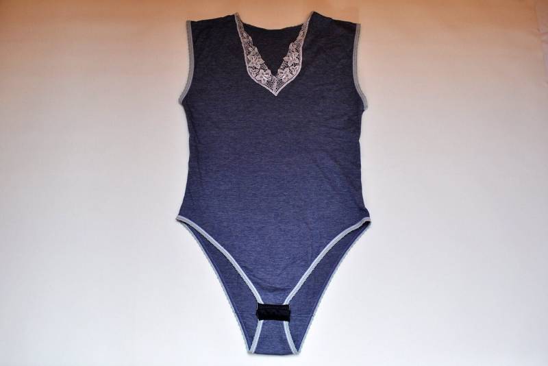 Vintage Blau Weißer Spitzen-Ausschnitt Ärmelloser Bodysuit von BoBoVintage