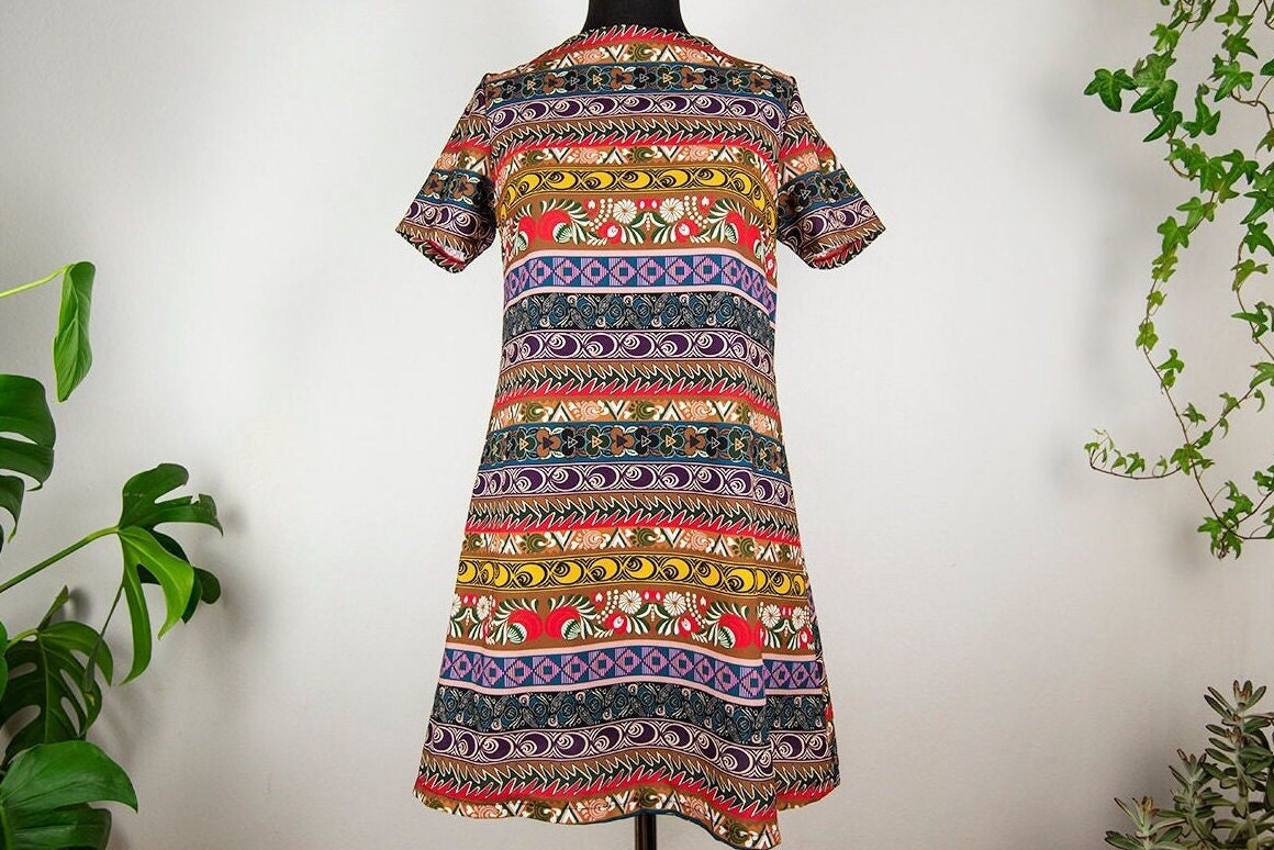 Vintage Bunte Beschäftigte Print Kurzarm Öffnen Zurück Mini Kleid von BoBoVintage