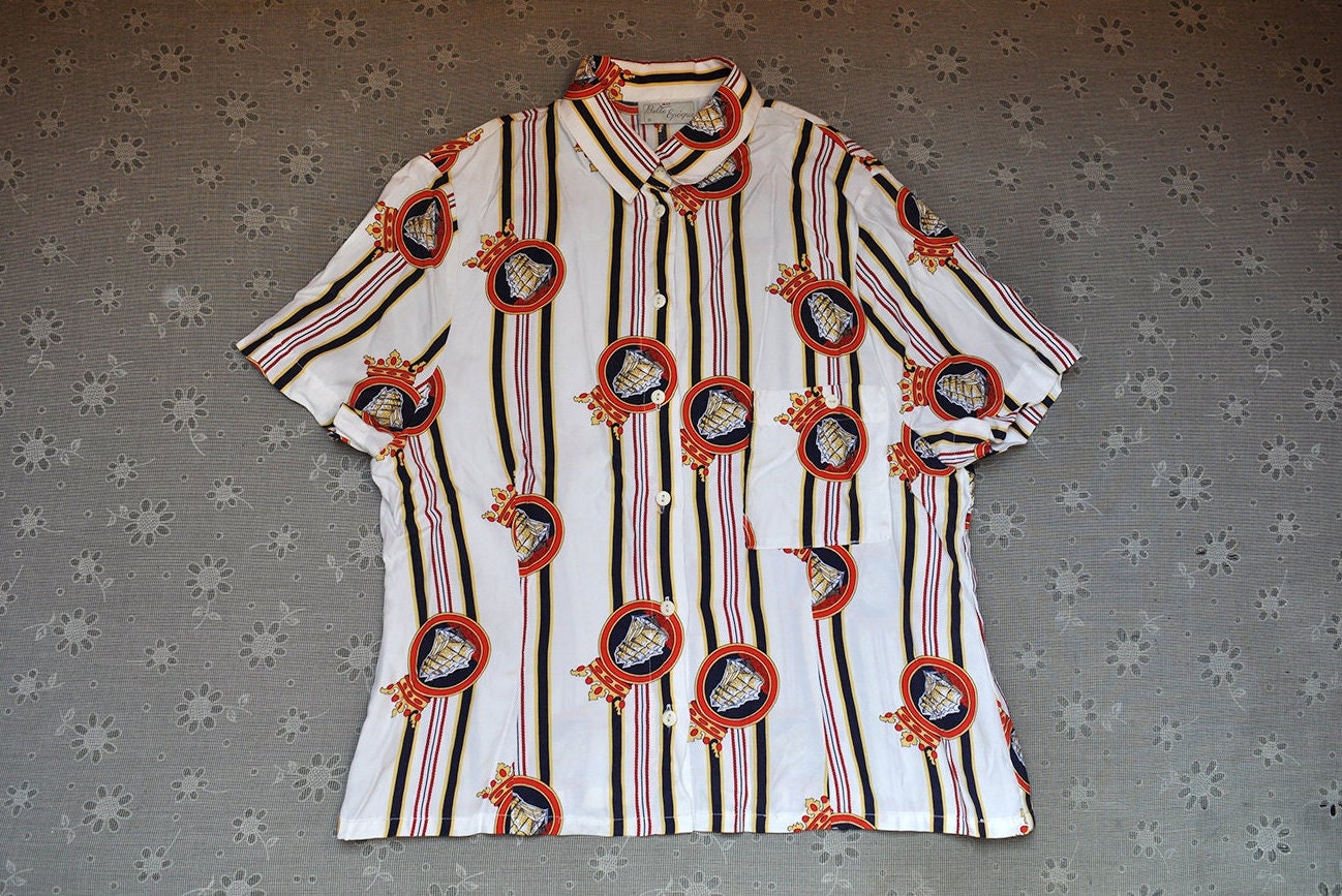 Vintage Button Up Krone Und Schiff Neuheit Print Bluse Vintage Button Up Krone Und Schiff Neuheit Print Bluse von BoBoVintage