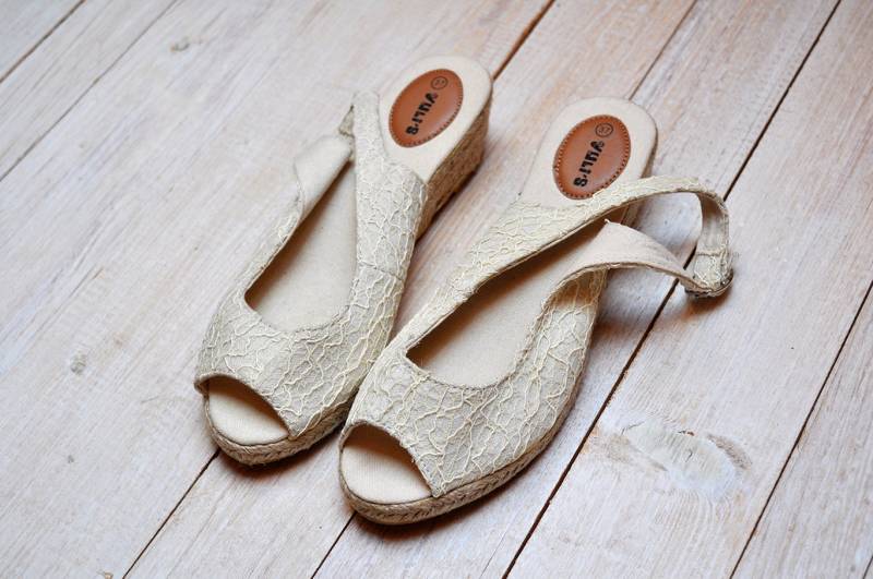 Vintage Creme Canvas Peep Toe Keilabsatz Slingback Sandalen Von Vuli's von BoBoVintage