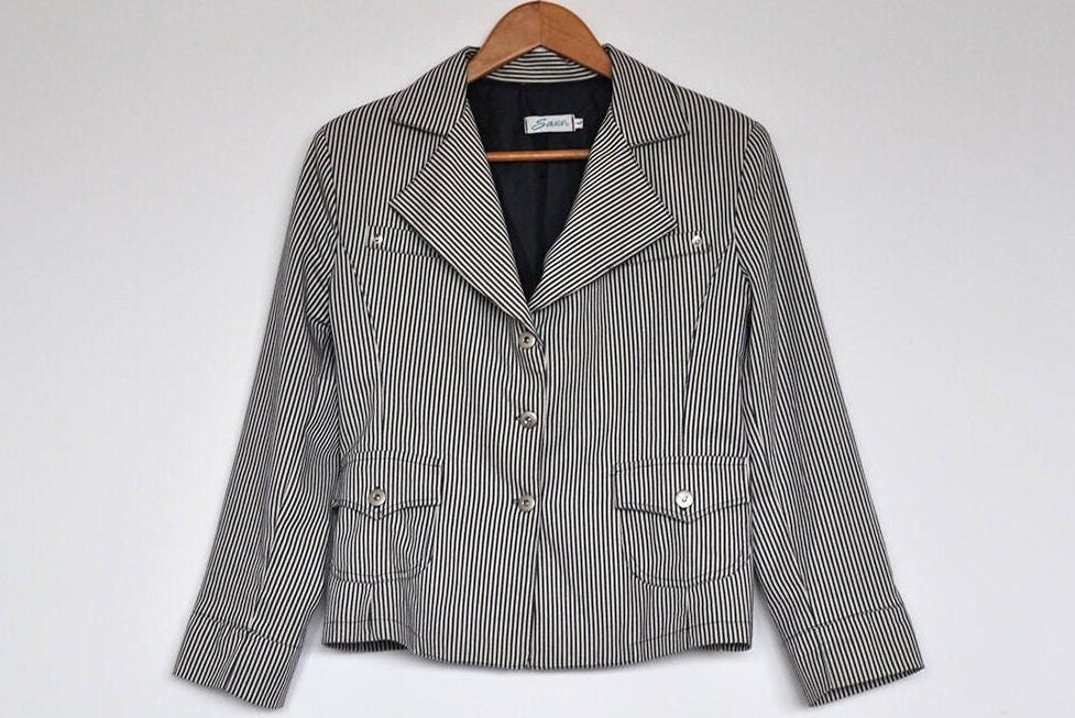 Vintage Damen Schwarz Weiß Gestreifte Cropped Blazer Jacke Vintage Damen Schwarz Weiß Gestreifte Cropped Blazer Jacke von BoBoVintage