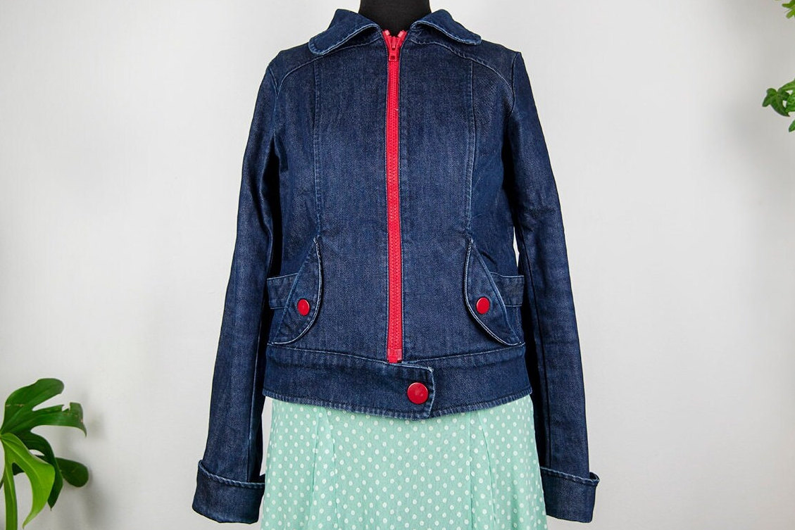 Vintage Dunkelblaue Jeansjacke Mit Rotem Reißverschluss von BoBoVintage