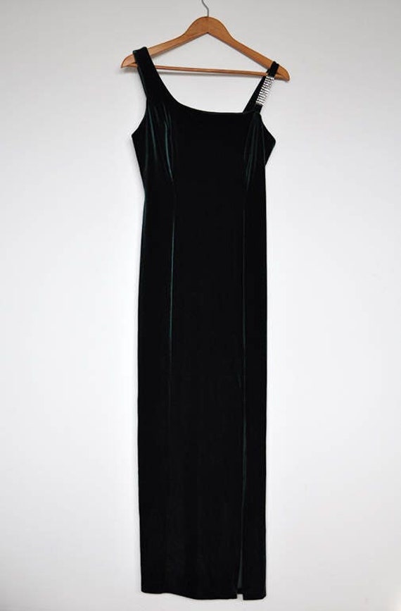 Vintage Dunkelgrün Samt Ärmellos Maxi Kleid Hochgeschlitztes Mit Strass-Detail Vintage Dunkelgrün Samt Ärmellos Maxi Kleid Hochgeschlitztes Mit Strass-Detail von BoBoVintage