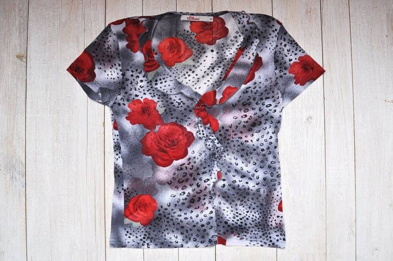 Vintage Grau Animal Und Rot Blumen Print Schiere Stretchy Mesh Kurzarm Top von BoBoVintage