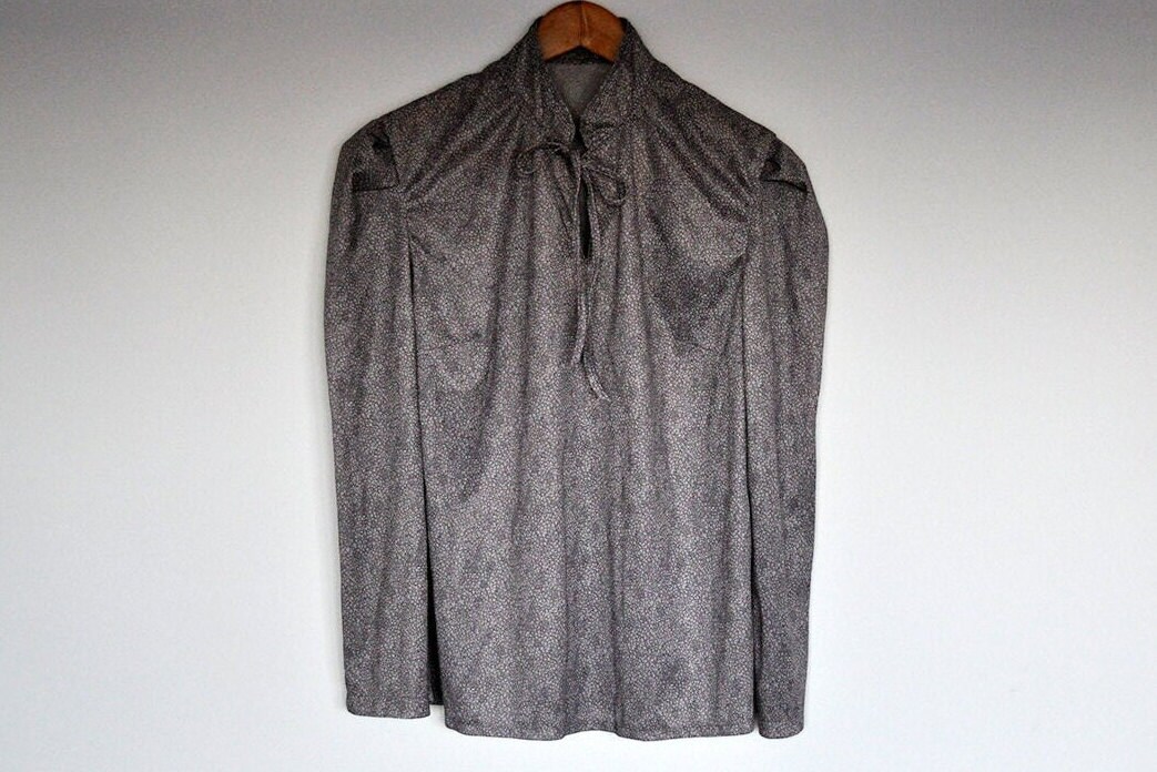 Vintage Grau Tiny Blumen Print Keyhole Lange Puffy Sleeve Bluse von BoBoVintage