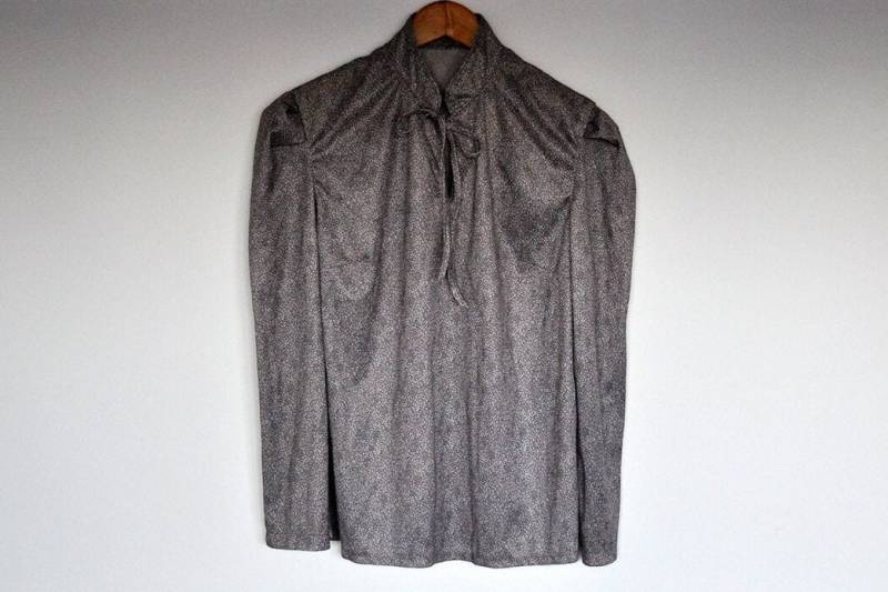 Vintage Grau Tiny Blumen Print Keyhole Lange Puffy Sleeve Bluse Vintage Grau Tiny Blumen Print Keyhole Lange Puffy Sleeve Bluse von BoBoVintage