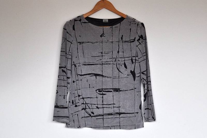 Vintage Grau Und Schwarz Abstrakt Muster Semi Sheer Fuzzy Langarm Top Vintage Grau Und Schwarz Abstrakt Muster Semi Sheer Fuzzy Langarm Top von BoBoVintage