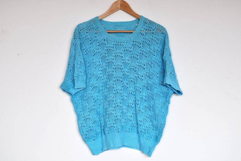 Vintage Handgemachte Übergroße Blaue Spitze Stricken Kurzarm-Pullover-Bluse Vintage Handgemachte Übergroße Blaue Spitze Stricken Kurzarm-Pullover-Bluse von BoBoVintage