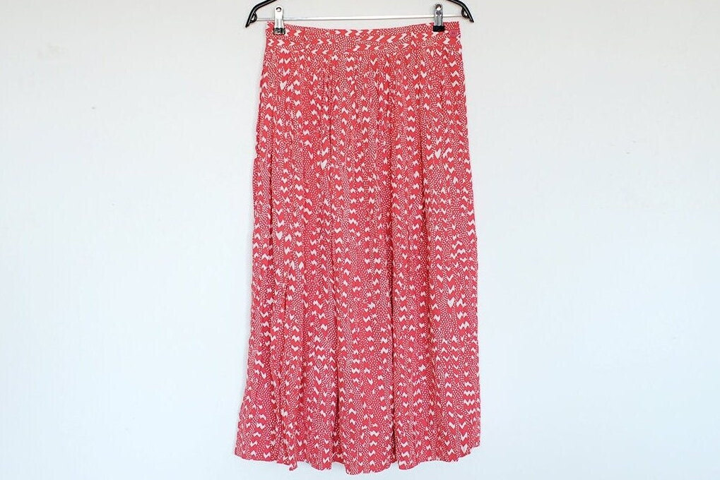 Vintage Lachs Rosa Und Weiß Abstrakt Print Falten Midi Rock Mit Hoher Taille von BoBoVintage