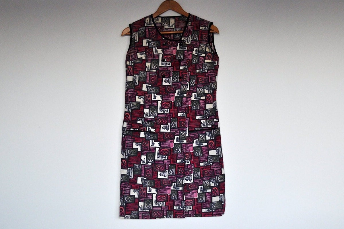 Vintage Lila Abstrakter Druck Gefälschte Wickelkleid Aus Baumwolle Haus von BoBoVintage