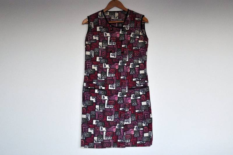 Vintage Lila Abstrakter Druck Gefälschte Wickelkleid Aus Baumwolle Haus Vintage Lila Abstrakter Druck Gefälschte Wickelkleid Aus Baumwolle Haus von BoBoVintage