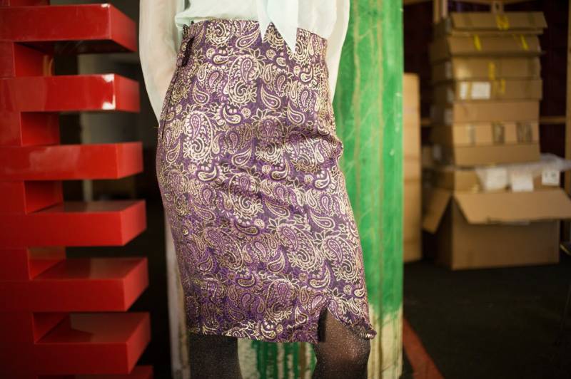 Vintage Lila Und Gold Paisley Muster Metallic Brokat Bleistiftrock von BoBoVintage