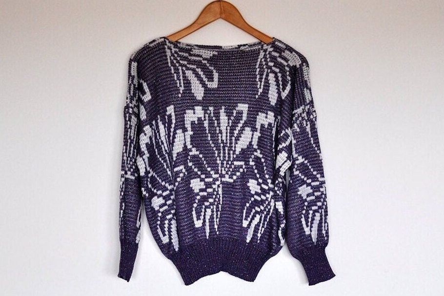 Vintage Lila Und Weiß Metallic Blumenmuster Fledermaus Pullover von BoBoVintage