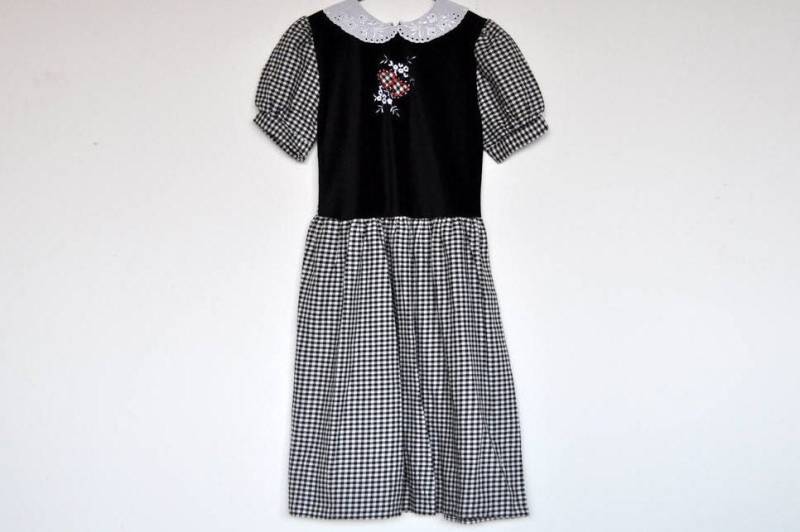 Vintage Mädchen Schwarz Weiß Kariert Puffy Ärmel Dirndl Kleid Vintage Mädchen Schwarz Weiß Kariert Puffy Ärmel Dirndl Kleid von BoBoVintage