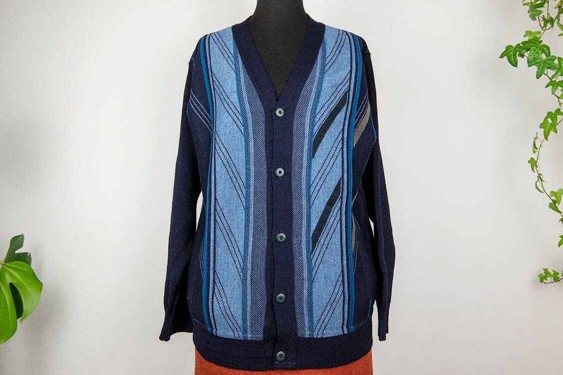 Vintage Marineblau Gestreifte Strickjacke Mit V-Ausschnitt von BoBoVintage