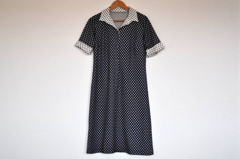 Vintage Marineblau Und Weiß Gepunktetes Midi Kleid Mit Kurzen Ärmeln Knöpfen von BoBoVintage