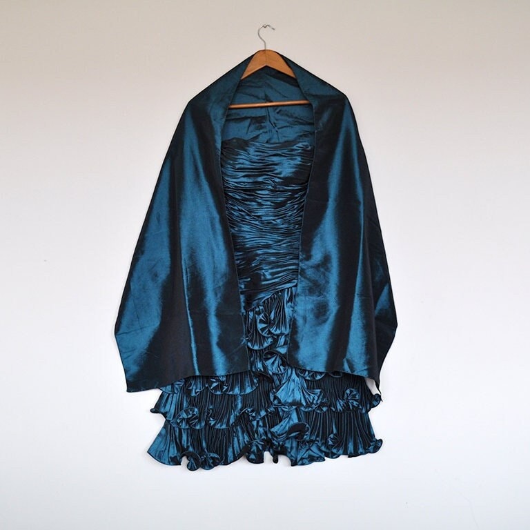 Vintage Metallic Grünes Trägerloses Gerafftes Rüschen-Cocktailkleid Mit Passendem Wickelschal Vintage Metallic Grünes Trägerloses Gerafftes Rüschen-Cocktailkleid Mit Passendem Wickelschal von BoBoVintage