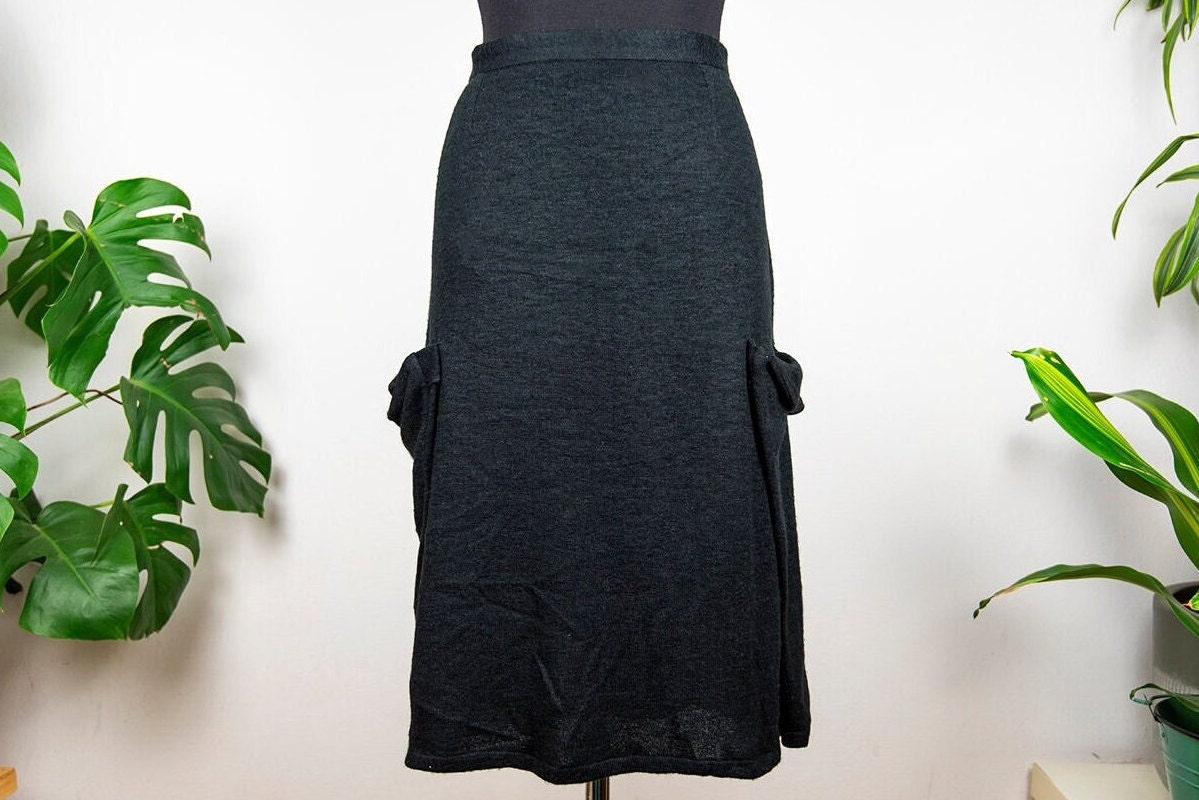 Vintage Schwarzer Woll Midi Rock Mit Großen Aufgesetzten Taschen Vintage Schwarzer Woll Midi Rock Mit Großen Aufgesetzten Taschen von BoBoVintage