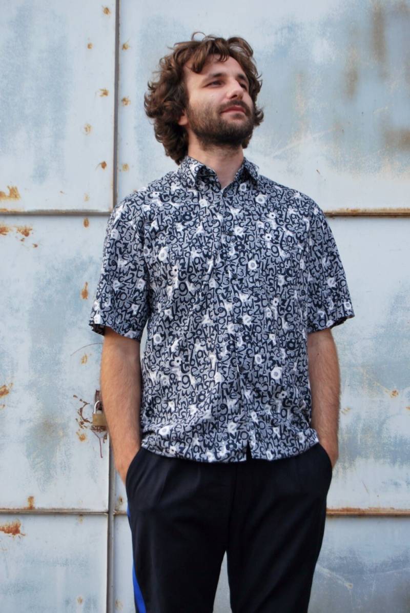 Vintage Navy Und Weiß Alphabet Ziffern All Over Print Buchstaben Zahlen Button Up Shirt Medium von BoBoVintage