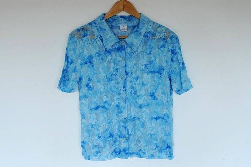 Vintage Ombre Blau Schiere Dehnbare Spitze Button Up Kurzarm Bluse Vintage Ombre Blau Schiere Dehnbare Spitze Button Up Kurzarm Bluse von BoBoVintage