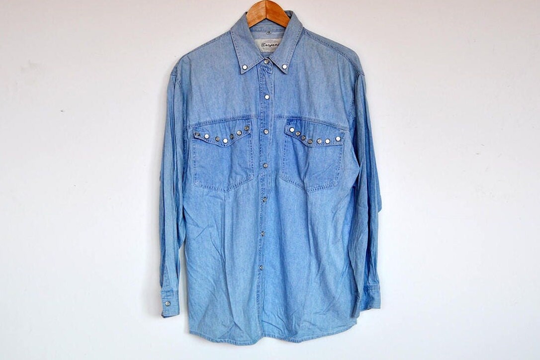 Vintage Oversized Light Wash Denim Shirt Mit Perlenknöpfen von BoBoVintage