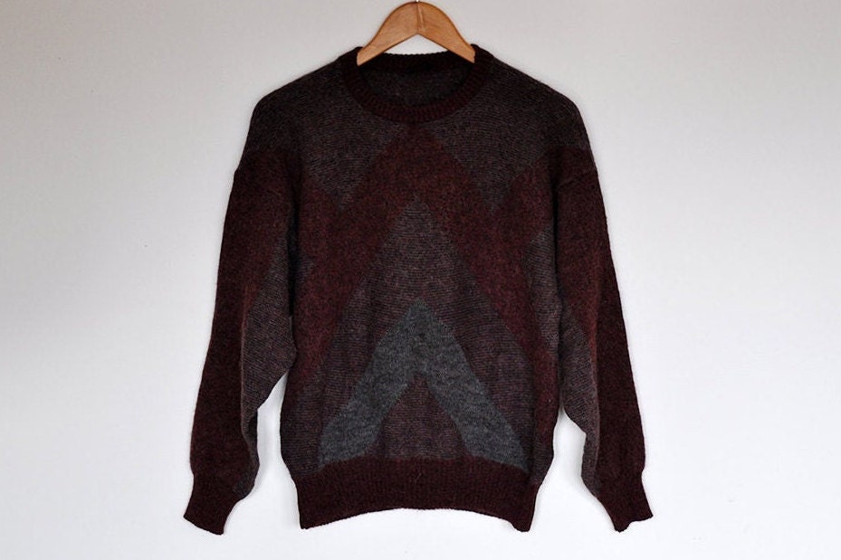 Vintage Pflaumen Lila Und Grau Zick-Zack-Muster Strickpullover von BoBoVintage