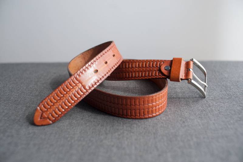 Vintage Punzierter Brauner Leder Gürtel von BoBoVintage