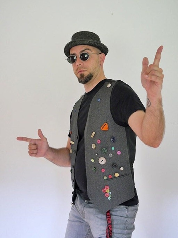 Vintage Rekonstruierte Weste Gemischte Knöpfe Graue Und Schwarze von BoBoVintage