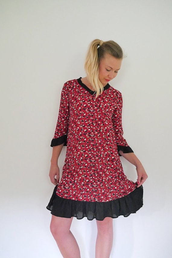 Vintage Rot Und Schwarz Floral Rüschen Mitte Ärmel Midikleid von BoBoVintage