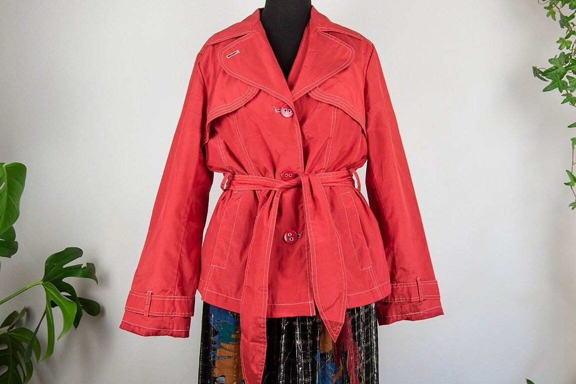 Vintage Roter Kurzer Trenchcoat Mit Gürtel von BoBoVintage