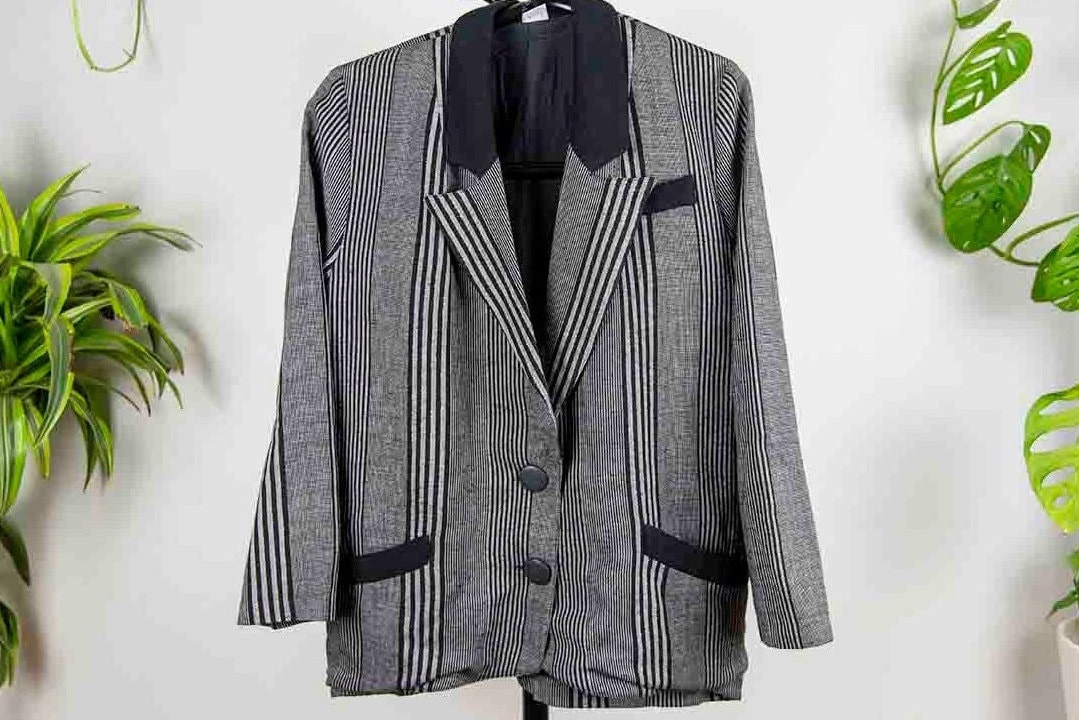 Vintage Schwarz Und Grau Gestreifte Blazer Jacke von BoBoVintage