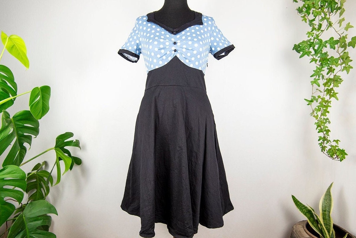 Vintage Schwarz Und Himmelblau Polka Dot Stretch Kurzarm Ausgestelltes Midi Kleid von BoBoVintage