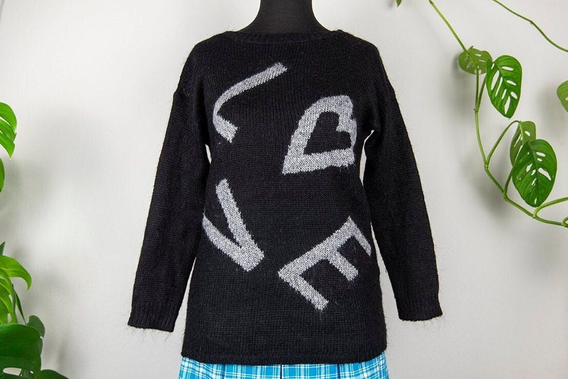 Vintage Schwarz Und Silber Love Buchstaben Strickpullover Pullover von BoBoVintage