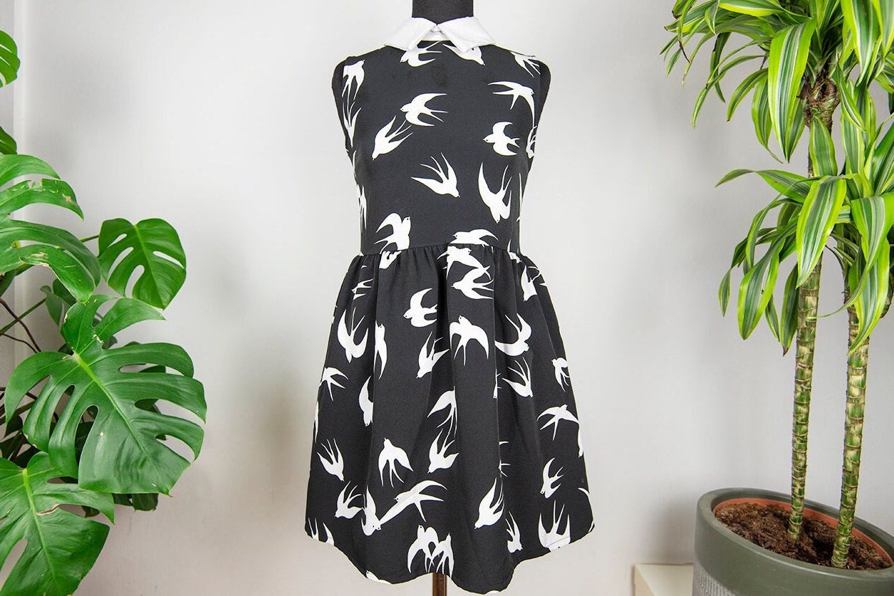 Vintage Schwarz Weiß Spatzen Print Ärmelloses Midi Kleid von BoBoVintage