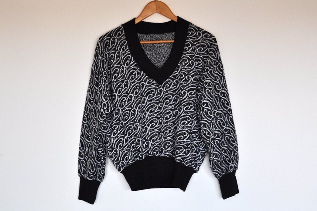 Vintage Schwarz Weiß Und Sparkly Silber Abstraktes Muster V-Ausschnitt Fledermaus Ärmel Pullover von BoBoVintage