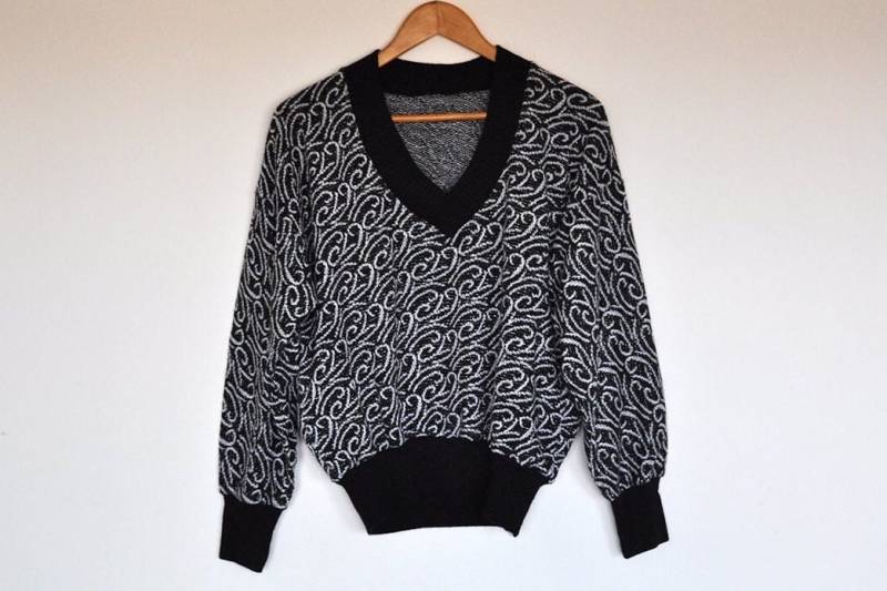 Vintage Schwarz Weiß Und Sparkly Silber Abstraktes Muster V-Ausschnitt Fledermaus Ärmel Pullover Vintage Schwarz Weiß Und Sparkly Silber Abstraktes Muster V-Ausschnitt Fledermaus Ärmel Pullover von BoBoVintage