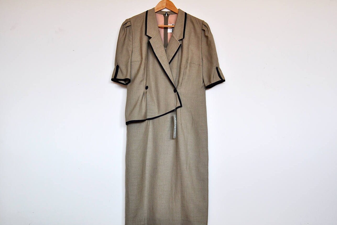 Vintage Seidiges Beiges Midi Shirtkleid Mit Wickeloptik von BoBoVintage