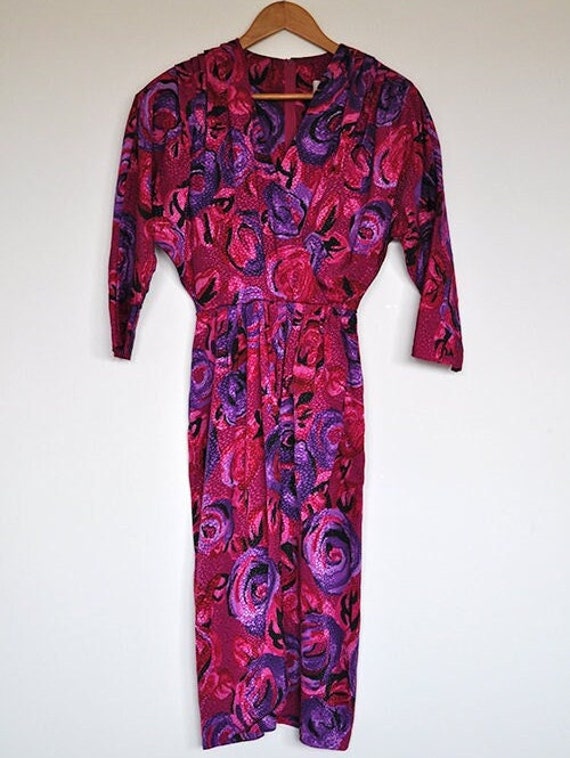 Vintage Shelana London Magenta Pink Lila Floral Fake Wrap Partykleid Mit Fledermausärmeln Und Passendem Gürtel von BoBoVintage