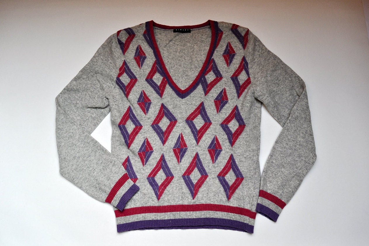 Vintage Sisley Grau Rosa Und Lila Harlekin Muster V-Ausschnitt Strickpullover von BoBoVintage
