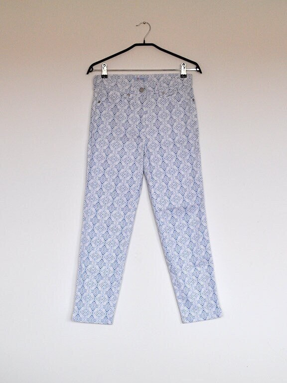 Vintage Weiß Und Blau Gemusterte Schmale Hose Mit Hoher Taille von BoBoVintage