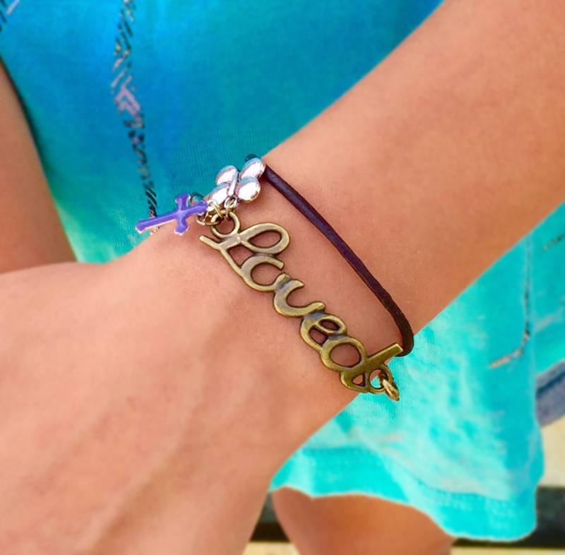 Mädchen Armband Boho Leder Wrap Geliebten-Schmetterling Kreuz Charm Damen Klein Antik Messing Silber von BoCadeJewelry