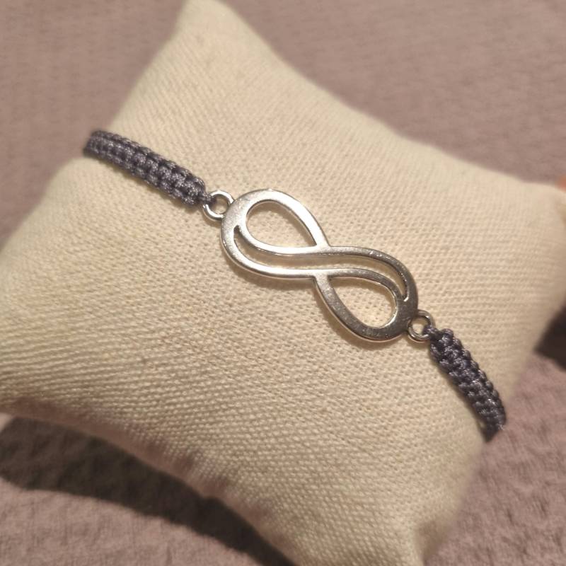 Geknüpftes Armband Mit Infinity-Charm in Farbe Und Länge Ihrer Wahl von BoHemianNL