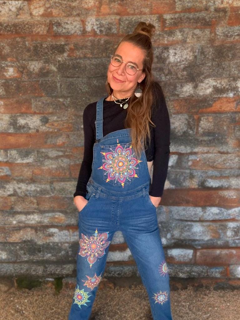 Handbemalte Jeans-Latzhose Mit Bunten Mandalas | Boho Dot-Painting Unikat Größe 38 Spirituelle Kunst Auf Kleidung Bojali Design Hippie von BoJaLiStore