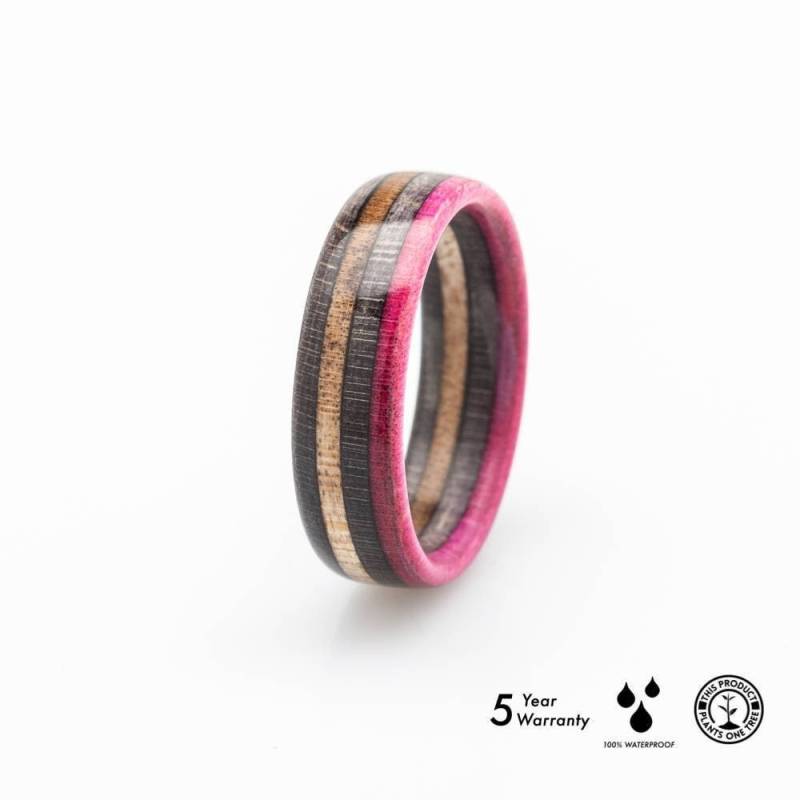 Holzring Aus Recyceltem Skateboard - Geschenk Ahorn Ring Eheringe Jahrestag Wasserdicht Skate von BoardThing