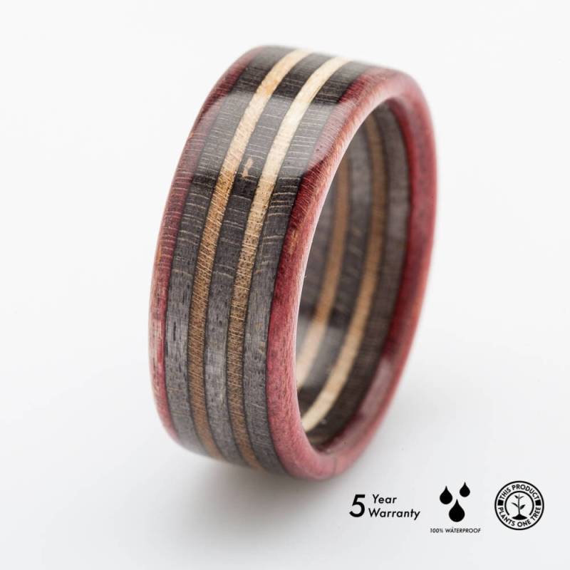 Skateboard Ring - Hölzern Schwarz Weinrot Geschenk Boardthing Wasserfest Recycled Skateboards Ehering von BoardThing